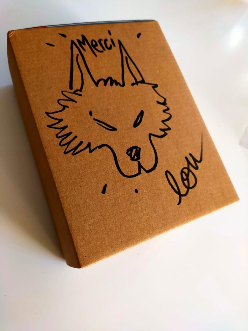 Boîte cadeau en kraft illustrée à la main d'un loup et du mot Merci