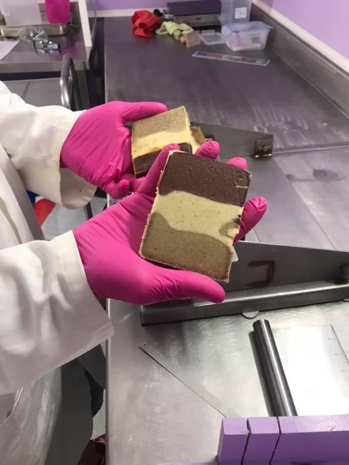 Savons saponifiés à froid fraîchement découpés au laboratoire de Grugies